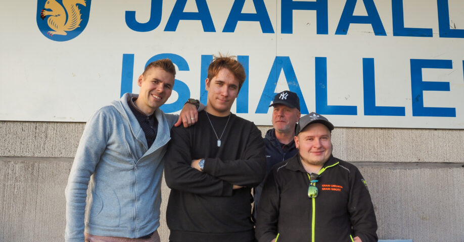 Grani liikkuu henkilökunta uimahallin edessä