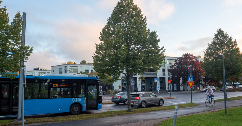 Stadsbild, trafik, buss, bil, cykel